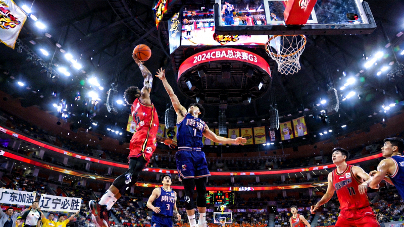 CBA总决赛现场激烈对抗篮球比赛