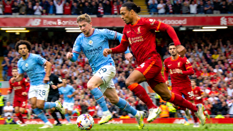 英超联赛曼城对阵利物浦激烈比赛场景